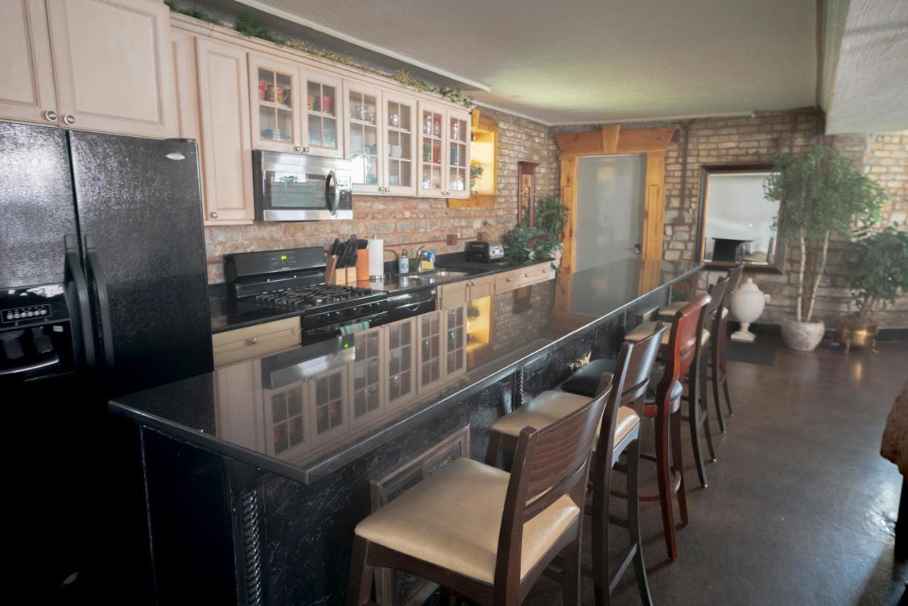 Inspiring Grotto Sleeps 10-20 Free Tv & Parking * Chicago