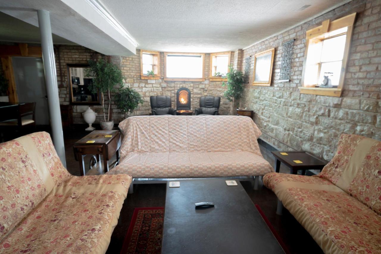 Inspiring Grotto Sleeps 10-20 Free Tv & Parking