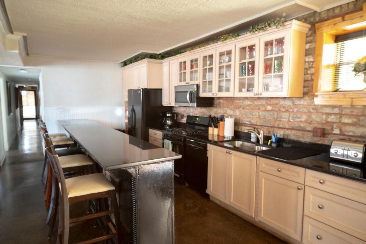 Apartment Inspiring Grotto Sleeps 10-20 Free Tv & Parking *