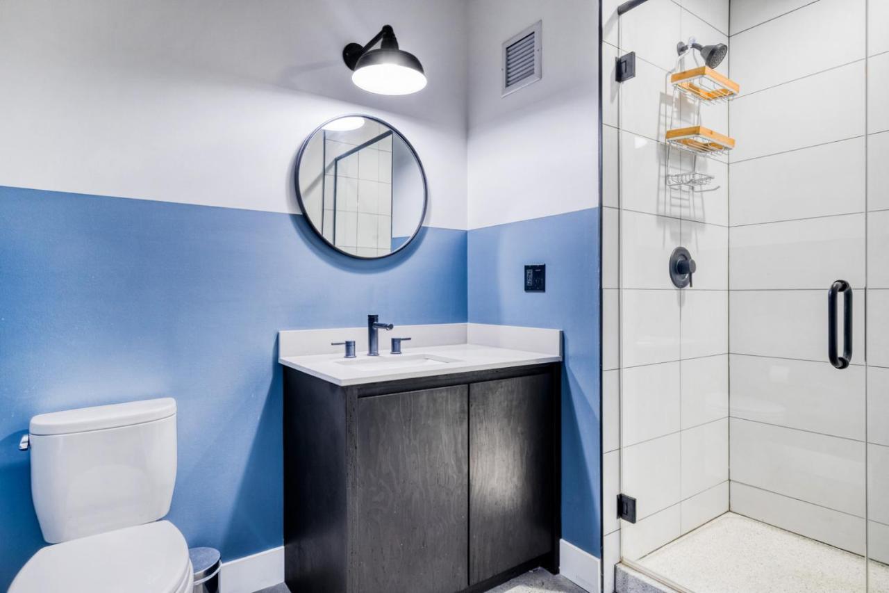 Lincoln Park W Lounge Gym Nr Depaul Chi-569 *