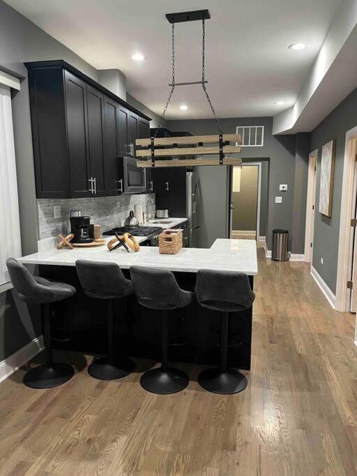 Neutral Spiraled Vibes Apartamento Chicago