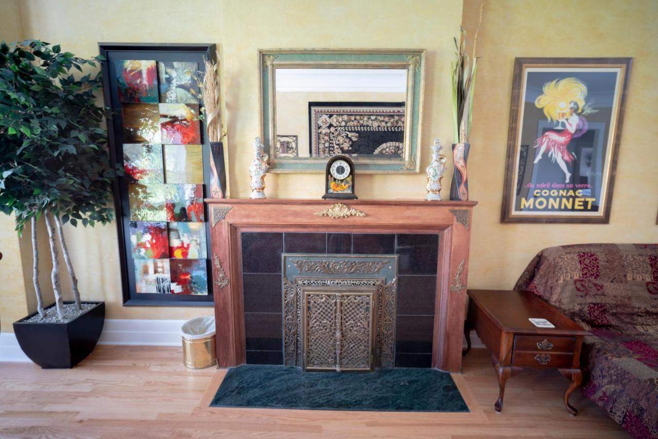Sleeps 10-20 Free Tv & Parking Chicago