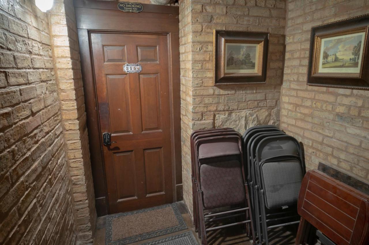 Apartment Inspiring Grotto Sleeps 10-20 Free Tv & Parking Chicago
