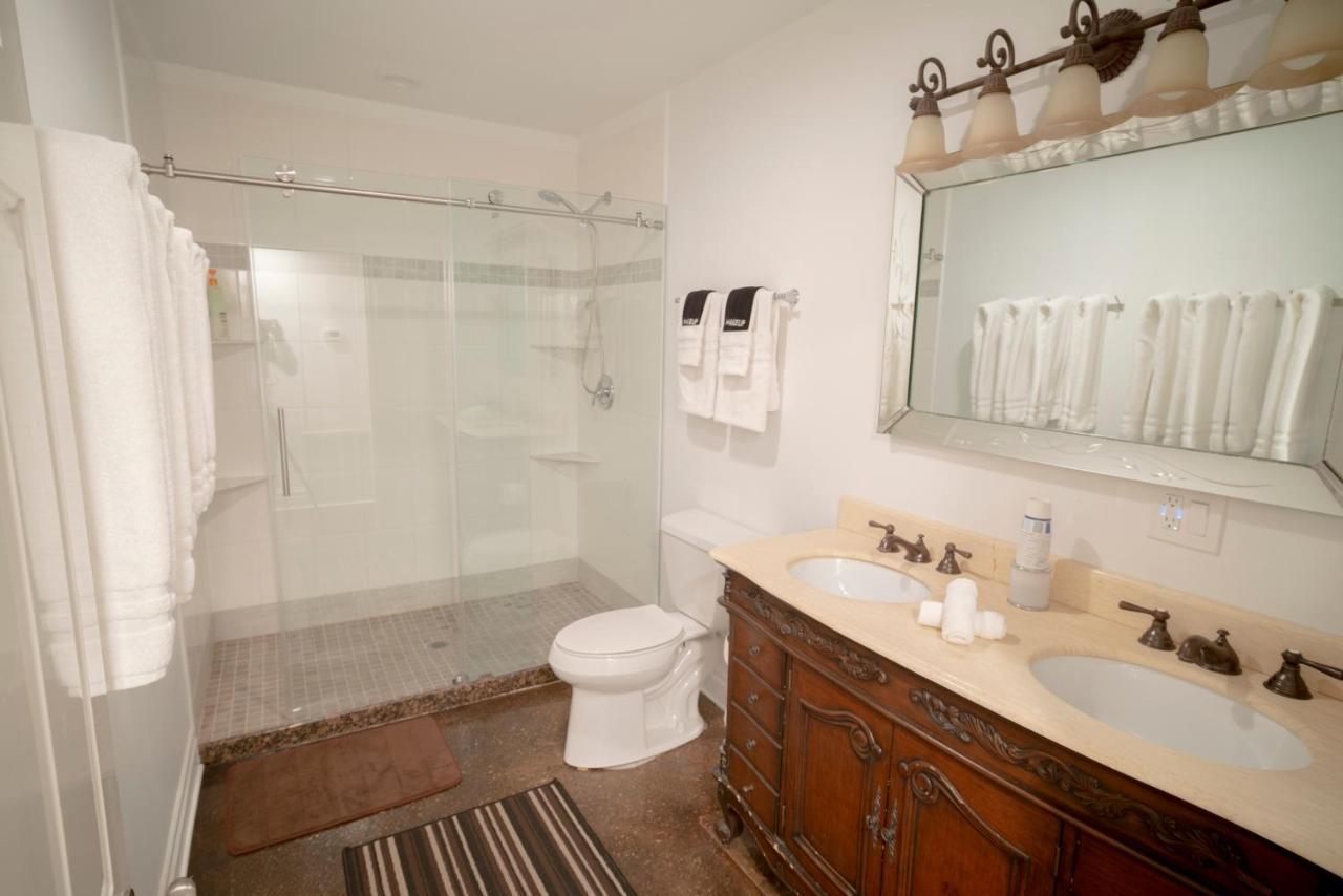 Inspiring Grotto Sleeps 10-20 Free Tv & Parking Apartment Chicago