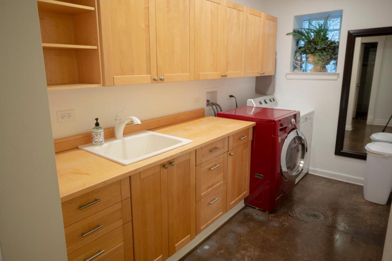 Inspiring Grotto Sleeps 10-20 Free Tv & Parking Chicago