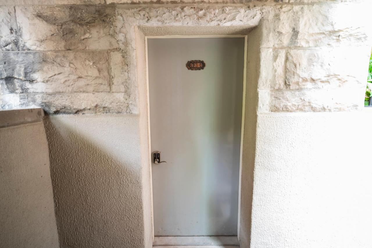 Apartment Inspiring Grotto Sleeps 10-20 Free Tv & Parking Chicago