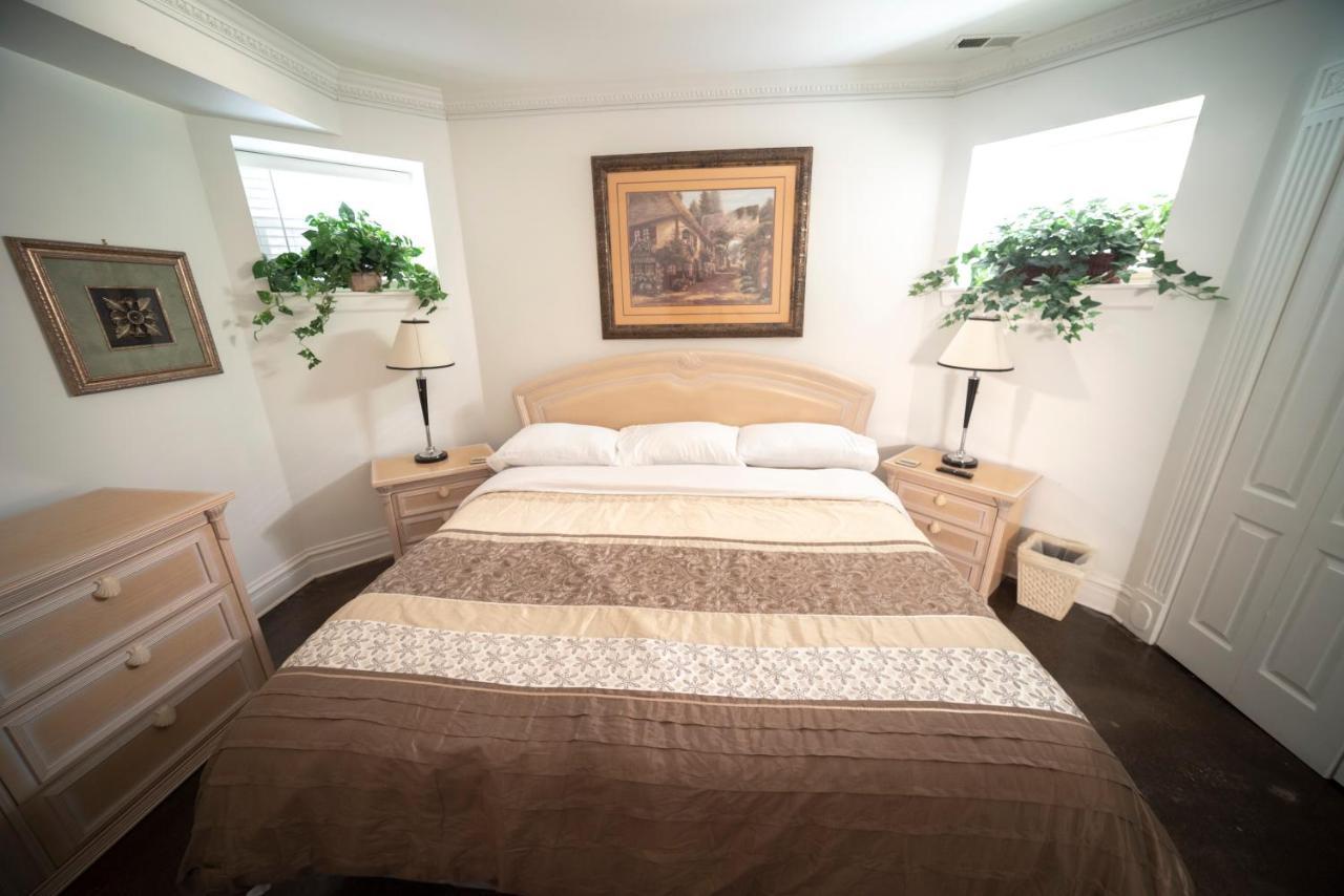 Inspiring Grotto Sleeps 10-20 Free Tv & Parking Apartment Chicago