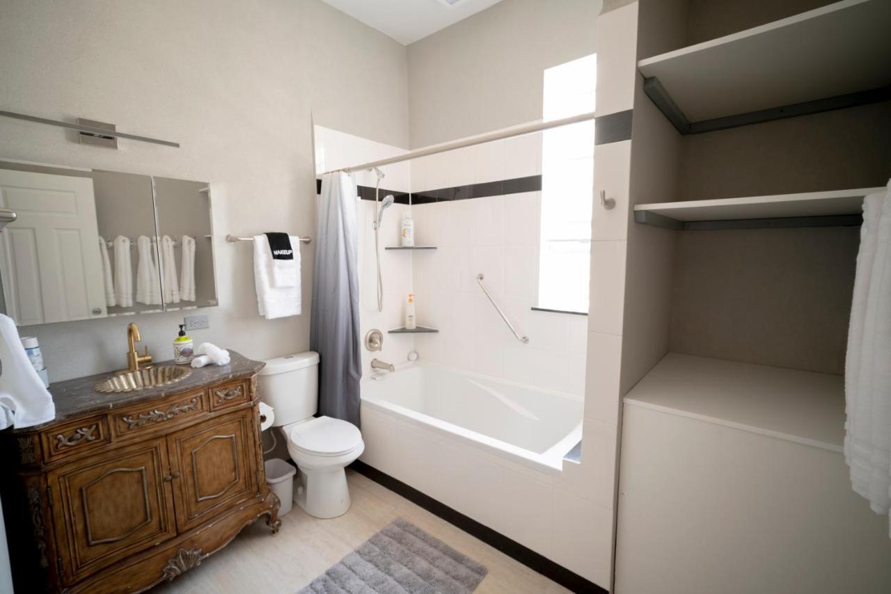 Sleeps 10-20 Free Tv & Parking