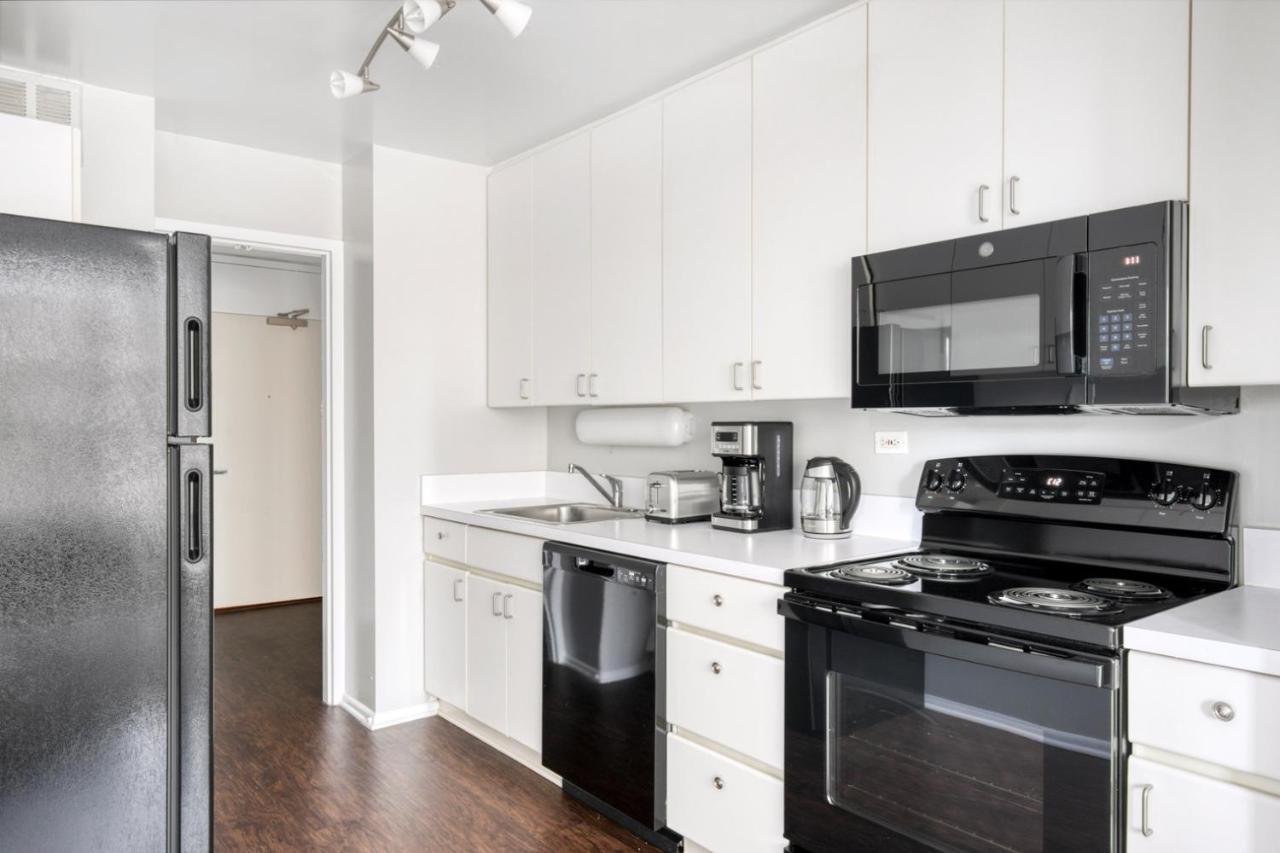 Apartment Lakeview 2br W Deck Pool Gym Nr Lincoln Park Chi-716 Chicago