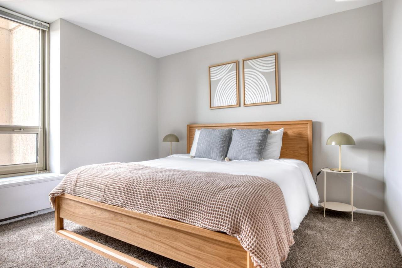 Lakeview 2br W Deck Pool Gym Nr Lincoln Park Chi-716 *