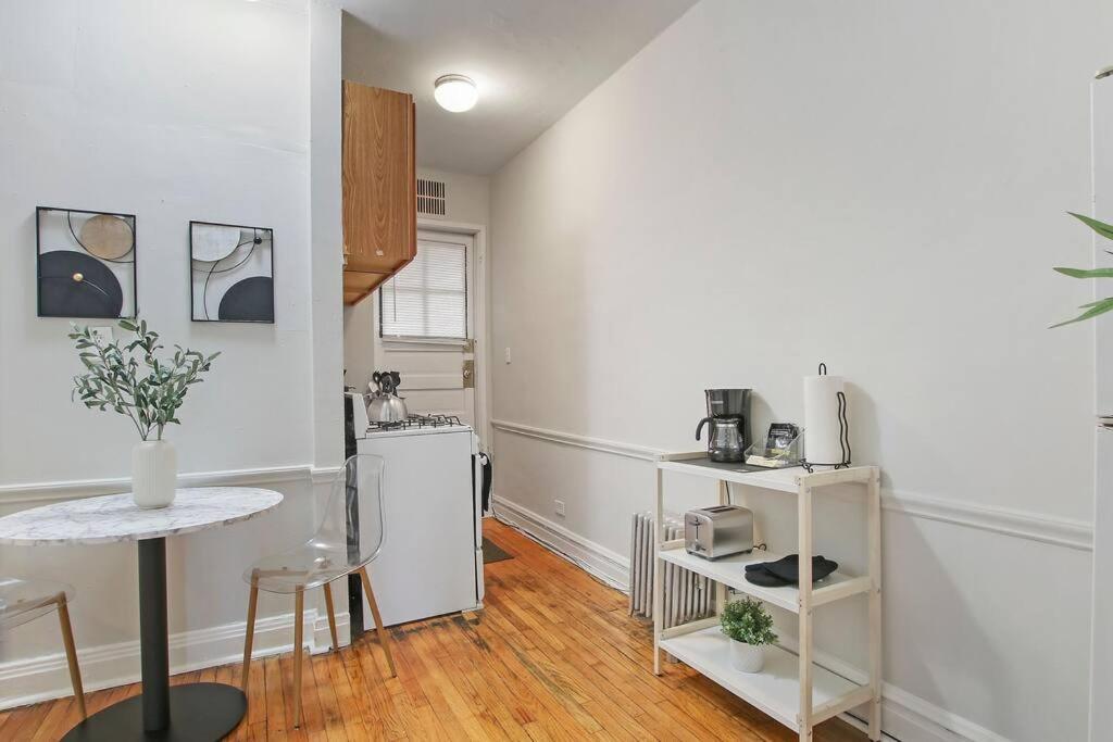 Inviting With Well-equipped Kitchen - Milwaukee 2f Apartment Chicago