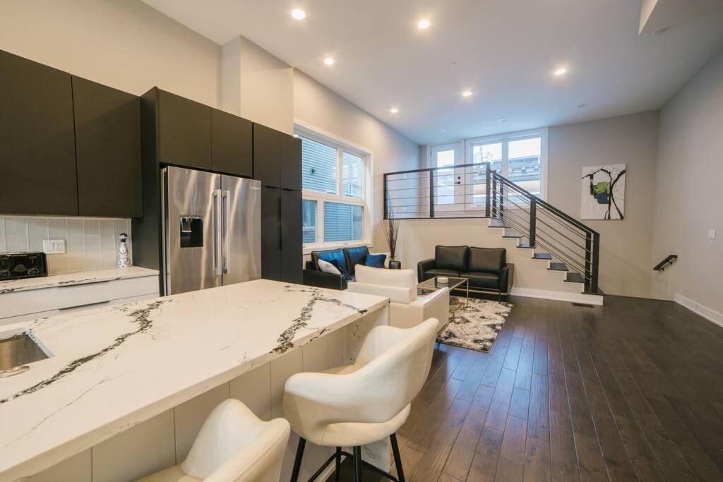 Magnificent New W/8 Beds & Free Parking