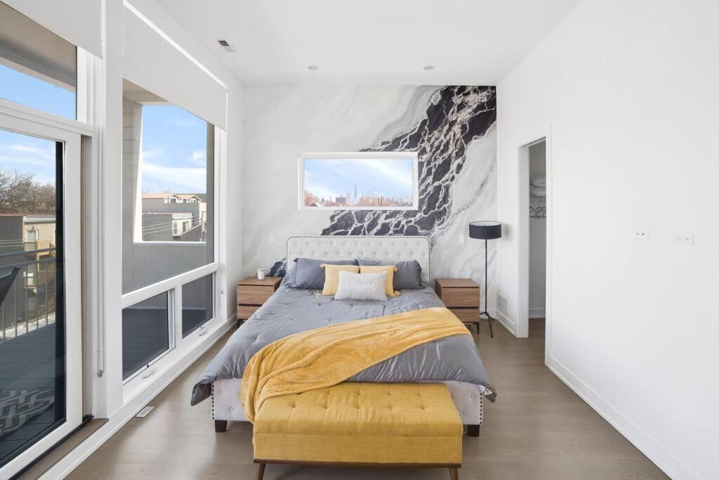 4-bedroom Penthouse W/ 2 Large Balconies & Rooftop Apartment Chicago