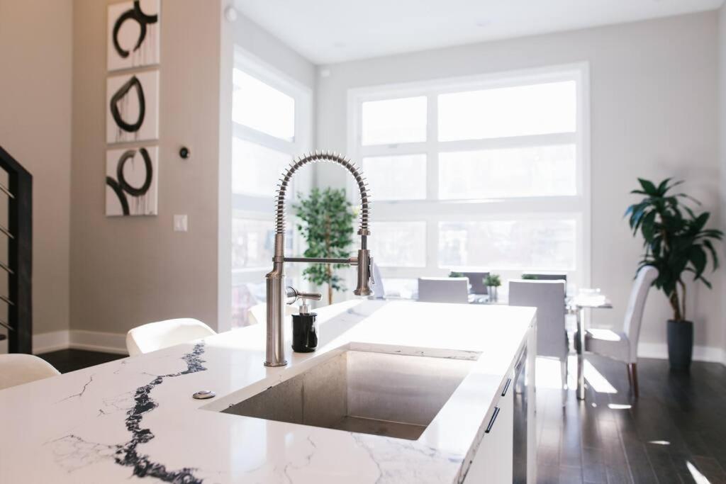 Magnificent New W/8 Beds & Free Parking *