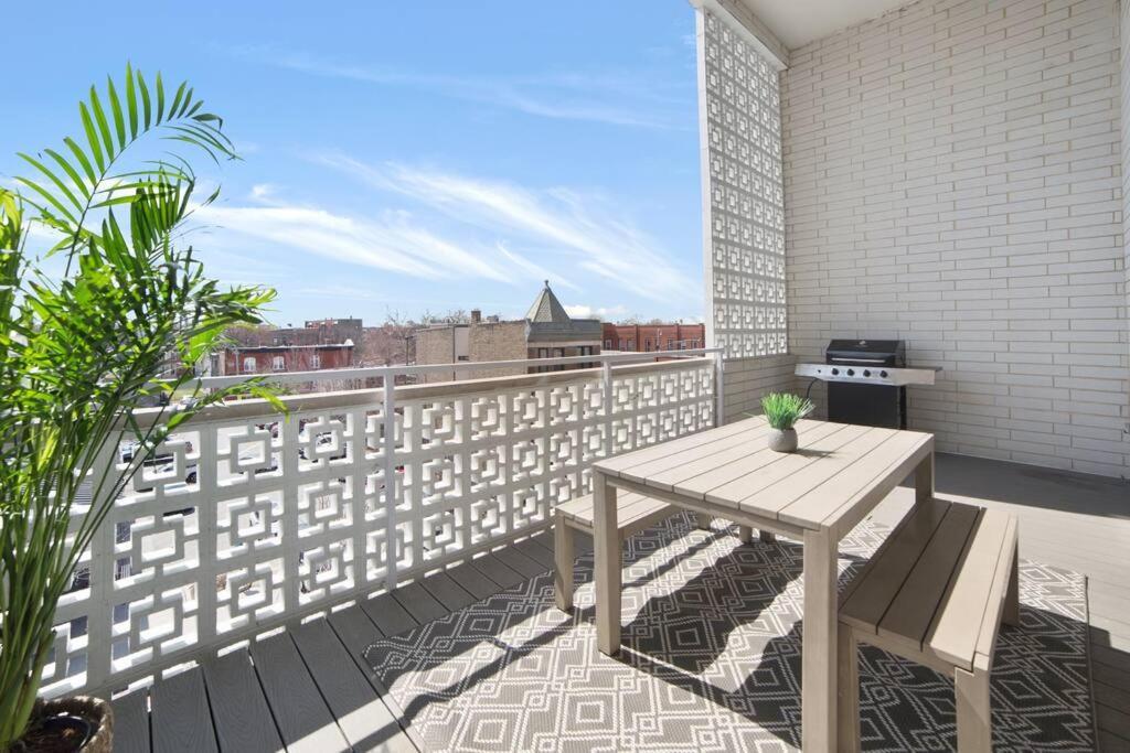4-bedroom Penthouse W/ 2 Large Balconies & Rooftop Apartment Chicago