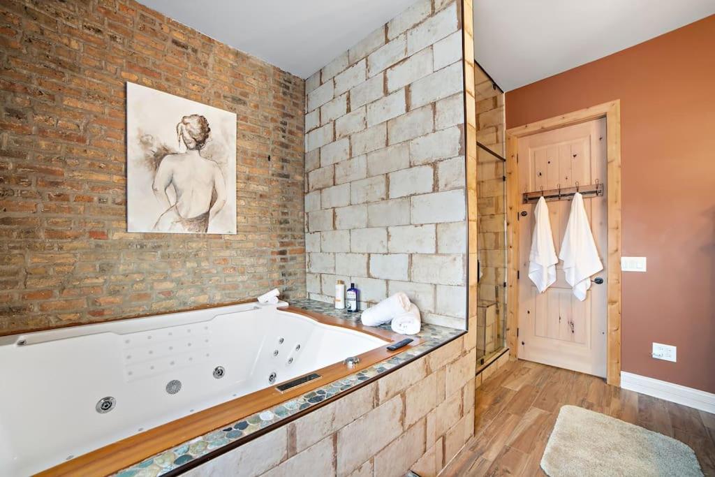 Hébergement de vacances Mid-century Gem Steps From United Center *
