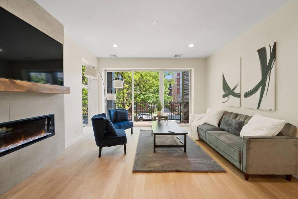 Apartment Modern Lux: Brand New 3br By Uc In Chicago