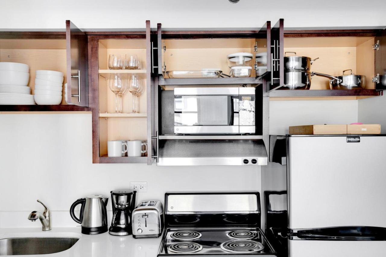 Gold Coast W Gym Roof Nr Mag Mile Chi-619 *