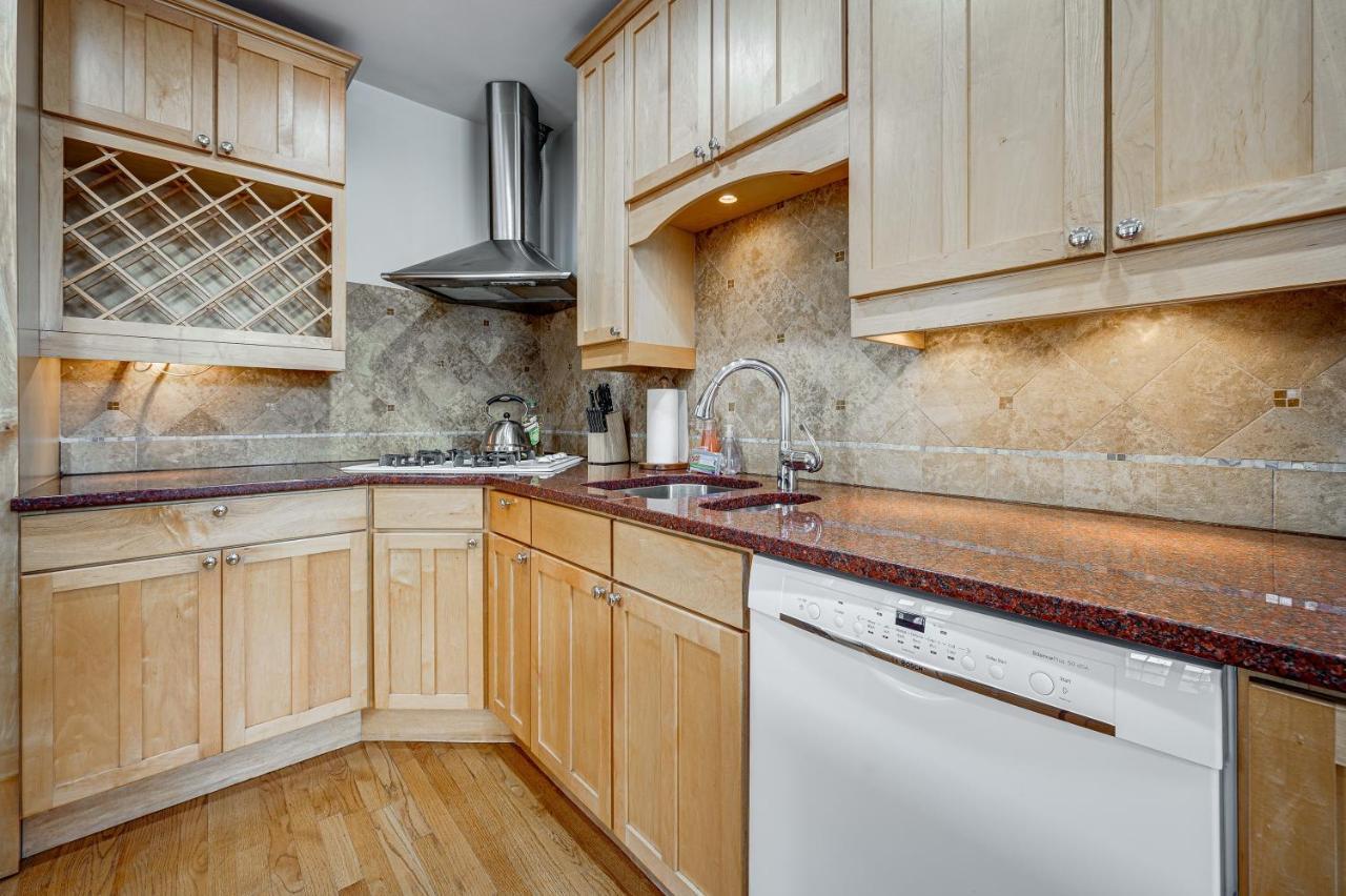 Free Parking And For All! Amazing 6 Bedroom In The Center Of It All! Apts * Chicago