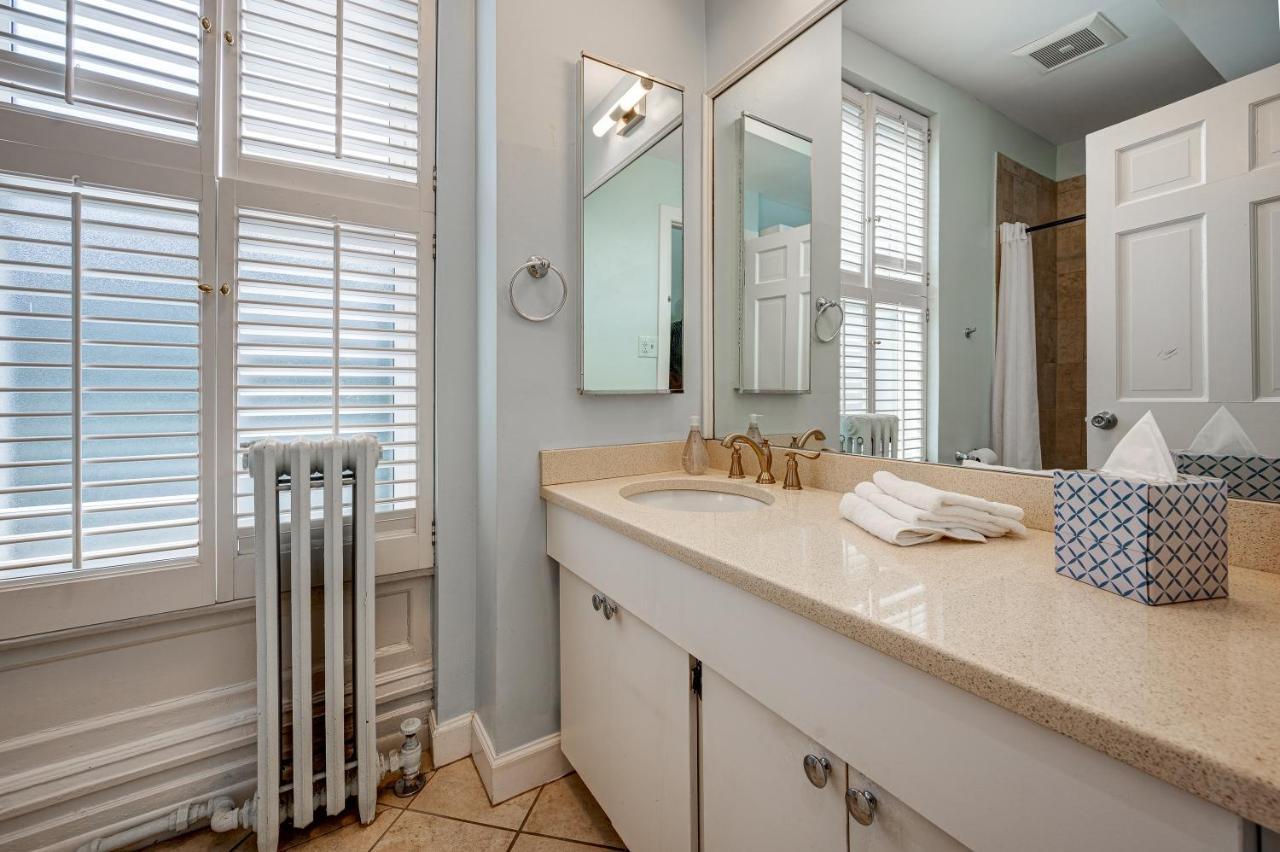 Free Parking And For All! Amazing 6 Bedroom In The Center Of It All! Apts Chicago
