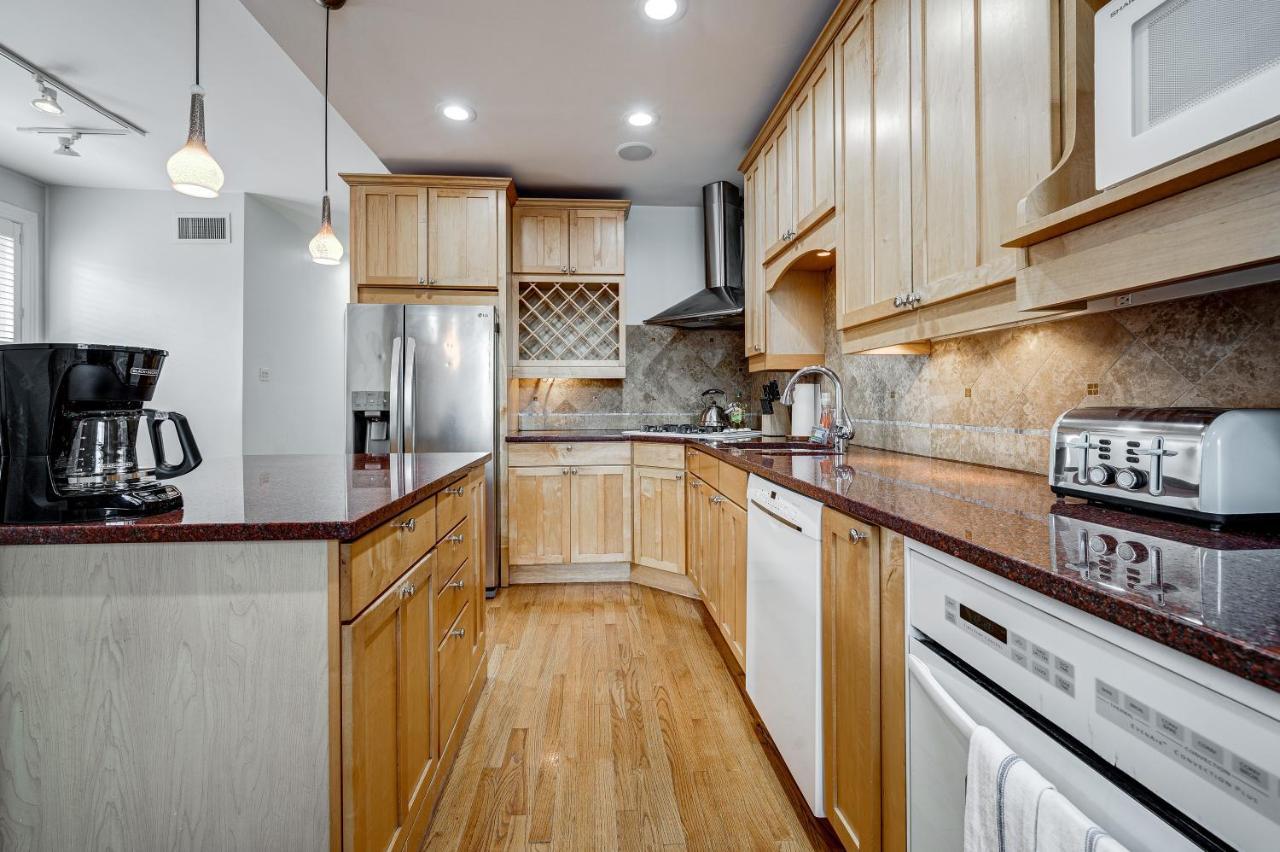 Free Parking And For All! Amazing 6 Bedroom In The Center Of It All! Apts * Chicago