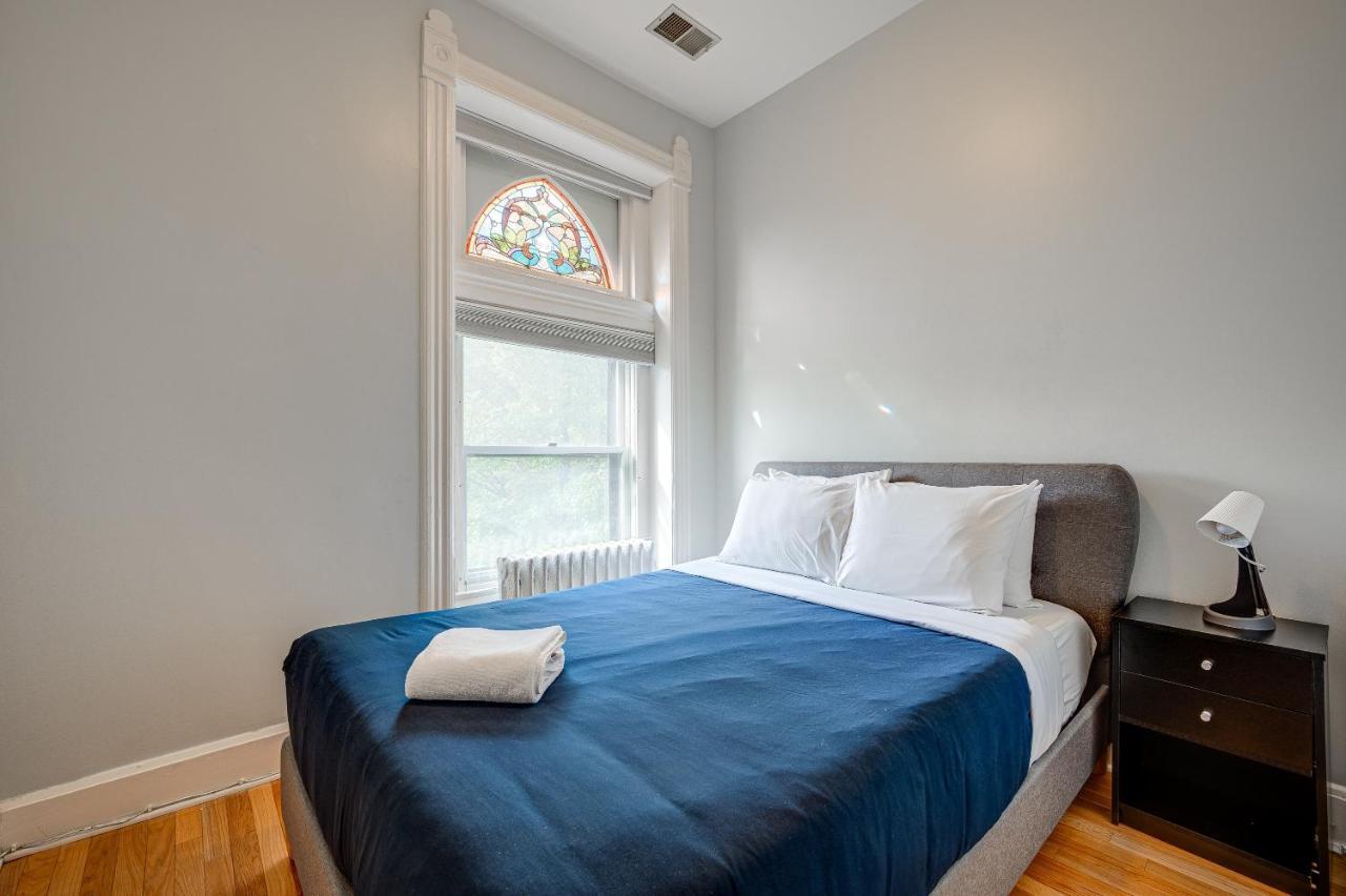 Free Parking And For All! Amazing 6 Bedroom In The Center Of It All! Apts * Chicago