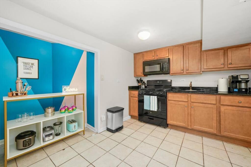 Apartment Walk To Train L Near Attractions And Ord L Free Parking L Patio Chicago