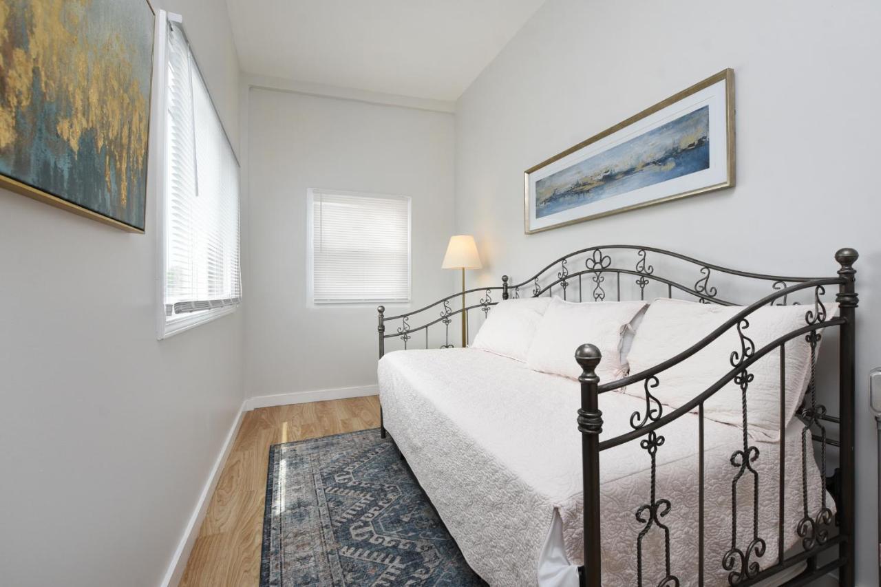 Contemporary In Irving Park *