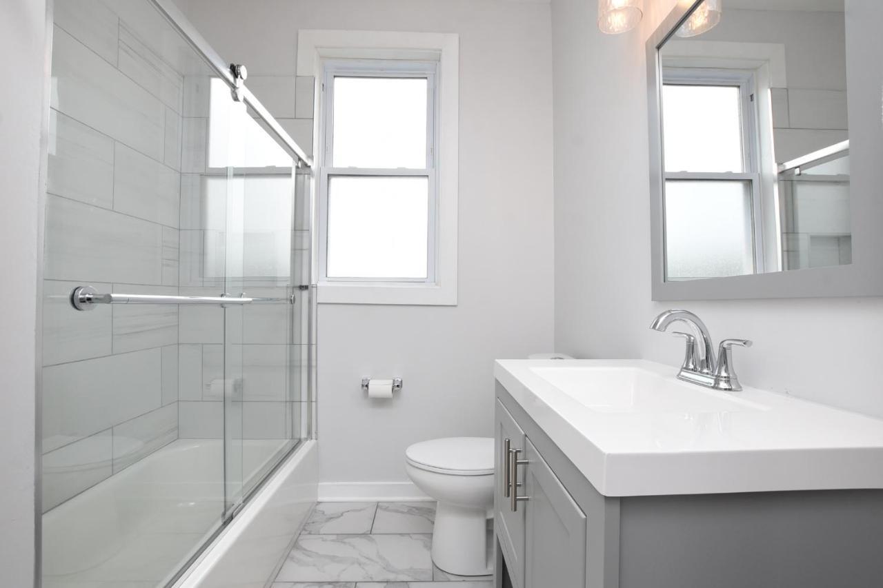 Contemporary In Irving Park Apartment *