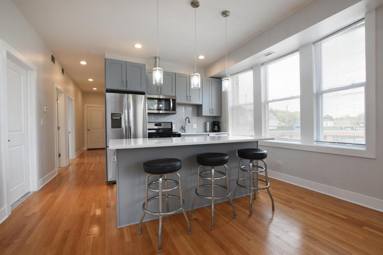 Contemporary In Irving Park Apartment *