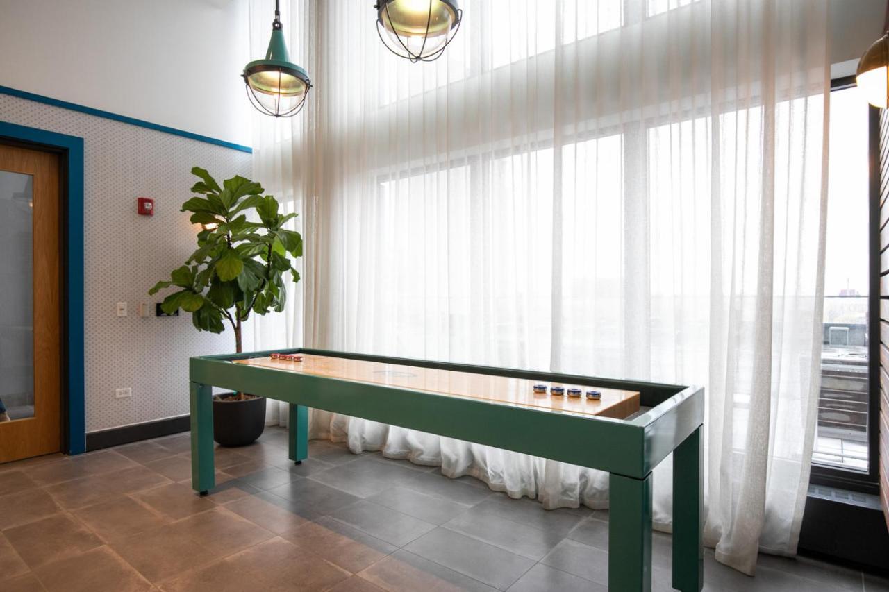 W Loop W Gym Pool Coworking Nr Uic Chi-438 *