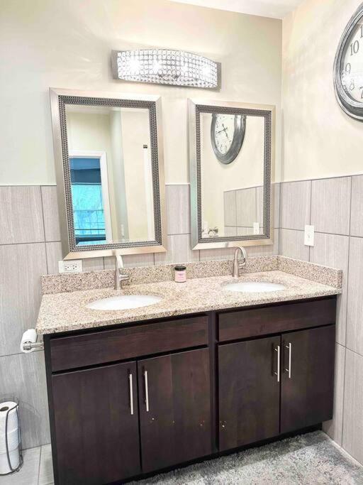 Beautifully Renovated House 10 Mins From Downtown Holiday home *