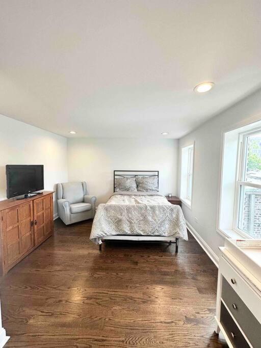 Beautifully Renovated House 10 Mins From Downtown * Chicago