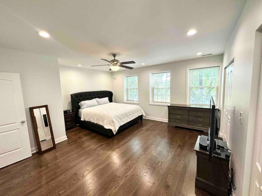 Holiday home Beautifully Renovated House 10 Mins From Downtown *