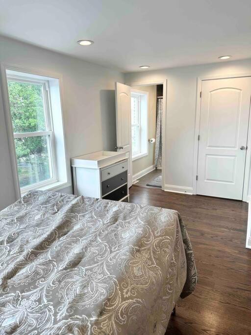 Beautifully Renovated House 10 Mins From Downtown Chicago