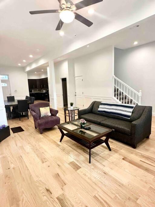 Holiday home Beautifully Renovated House 10 Mins From Downtown *