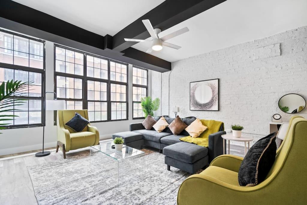 Prime & Convenient 2br In River North - Hubbard 2 *