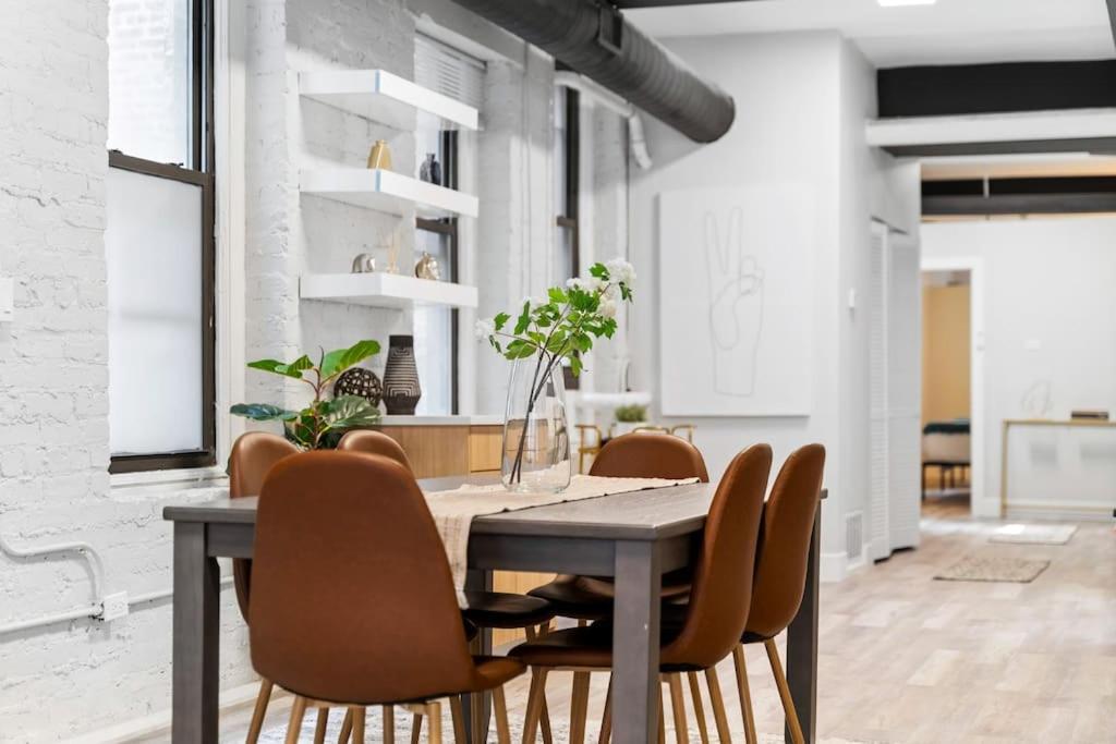 Prime & Convenient 2br In River North - Hubbard 2 * Chicago