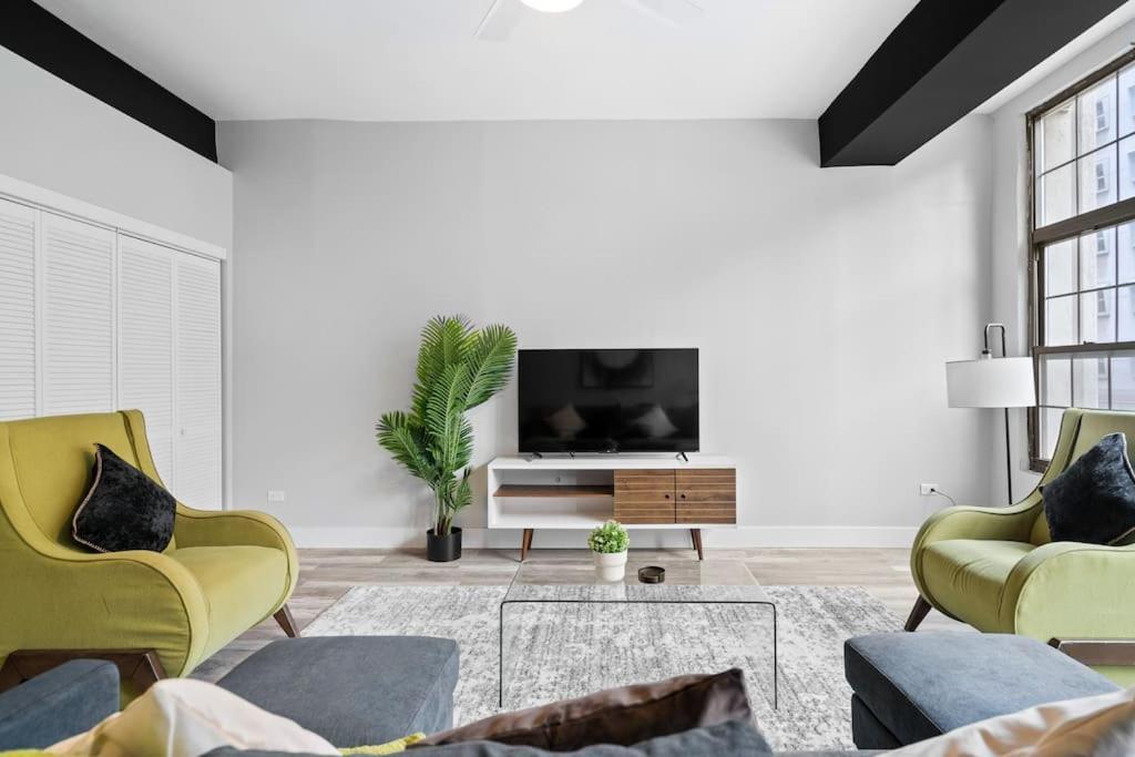 Prime & Convenient 2br In River North - Hubbard 2