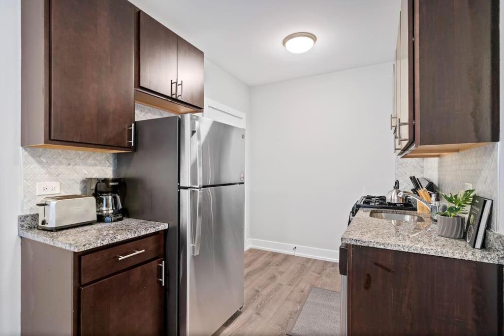 Chic & Fully Furnished With Laundry - Brompton 61-66 Rep Apartment *