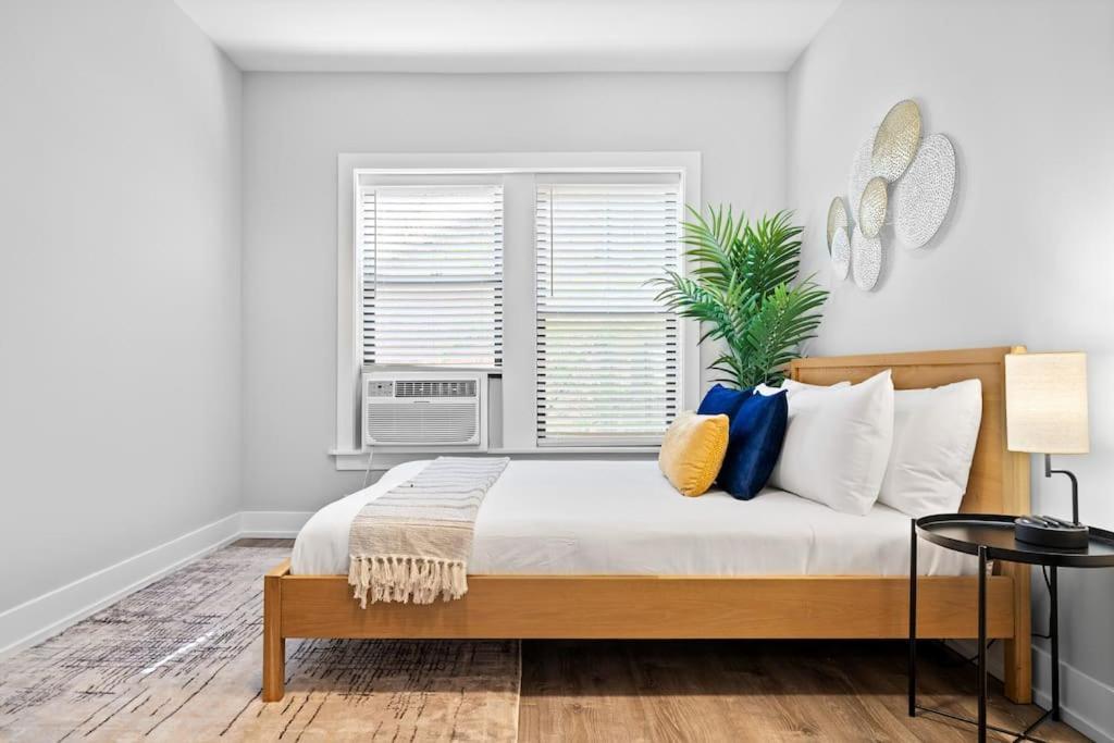 Apartment Chic & Fully Furnished With Laundry - Brompton 61-66 Rep