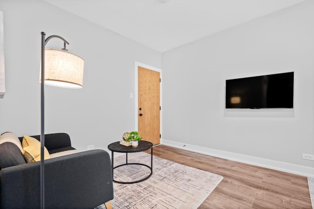 Chic & Fully Furnished With Laundry - Brompton 61-66 Rep Apartment