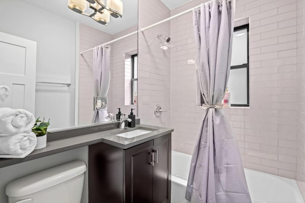 Chic & Fully Furnished With Laundry - Brompton 61-66 Rep Apartment Chicago
