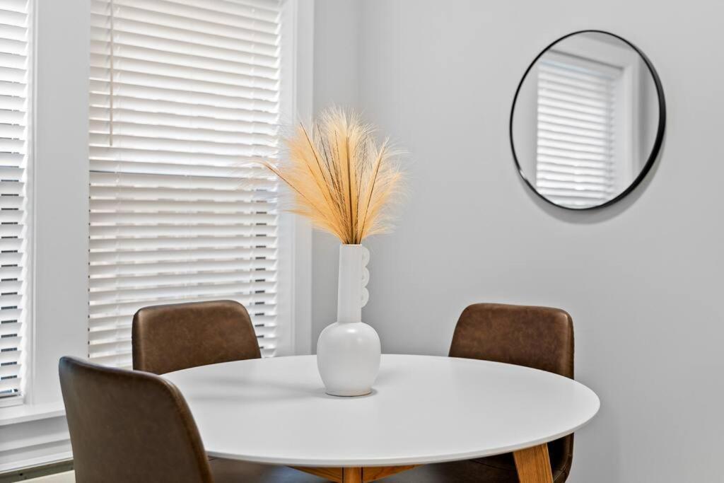 Chic & Fully Furnished With Laundry - Brompton 61-66 Rep Apartment