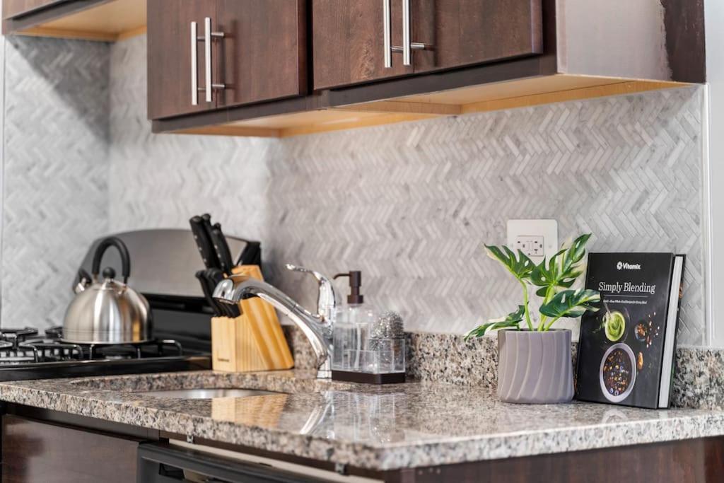 Chic & Fully Furnished With Laundry - Brompton 61-66 Rep Apartment Chicago