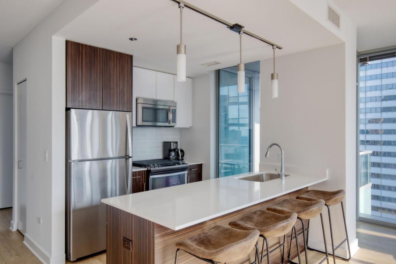 Loop 2br W Gym Playroom Pool Close To L Chi-960 Chicago