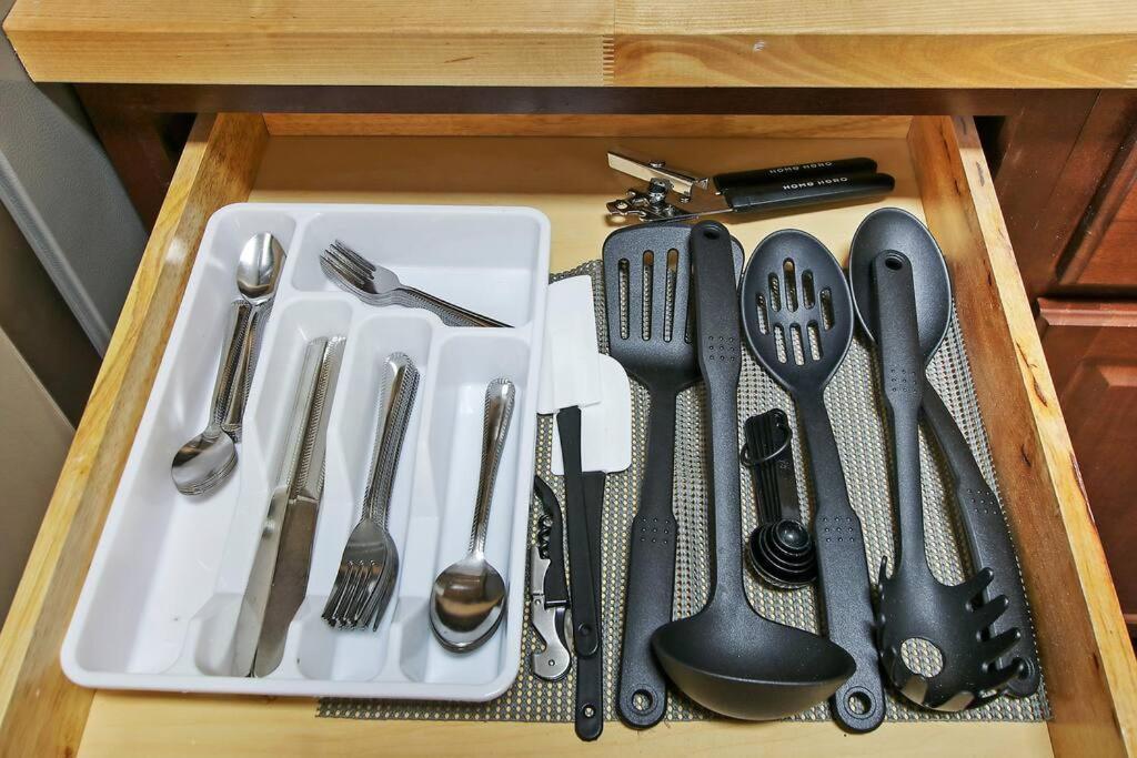 Chic & Fully Furnished 2br - Roscoe 1 Apartment *