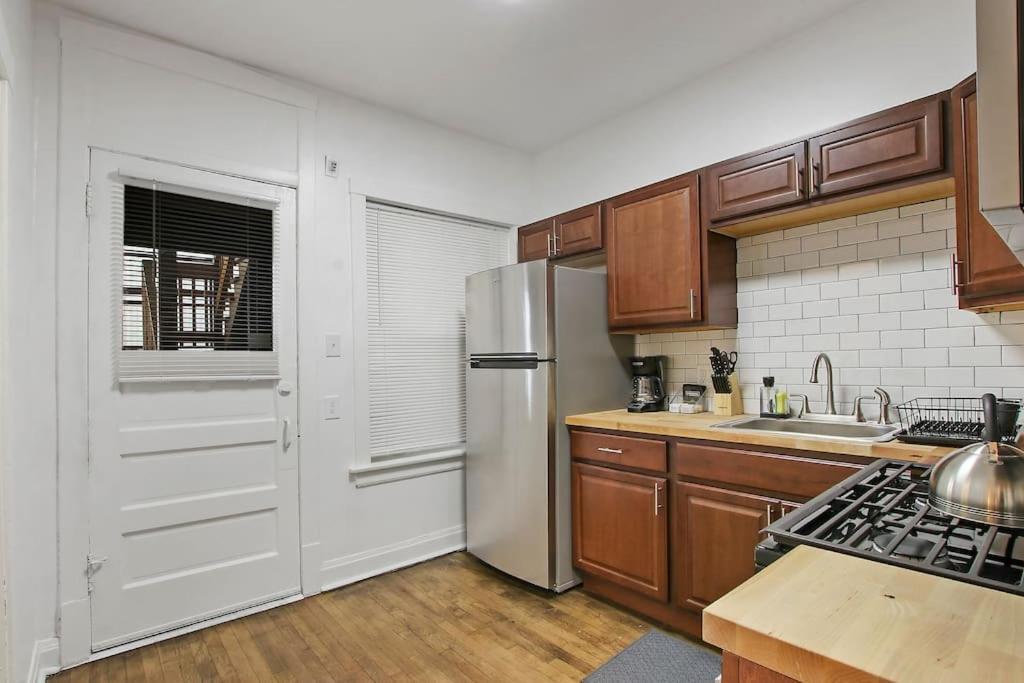 Chic & Fully Furnished 2br - Roscoe 1 *