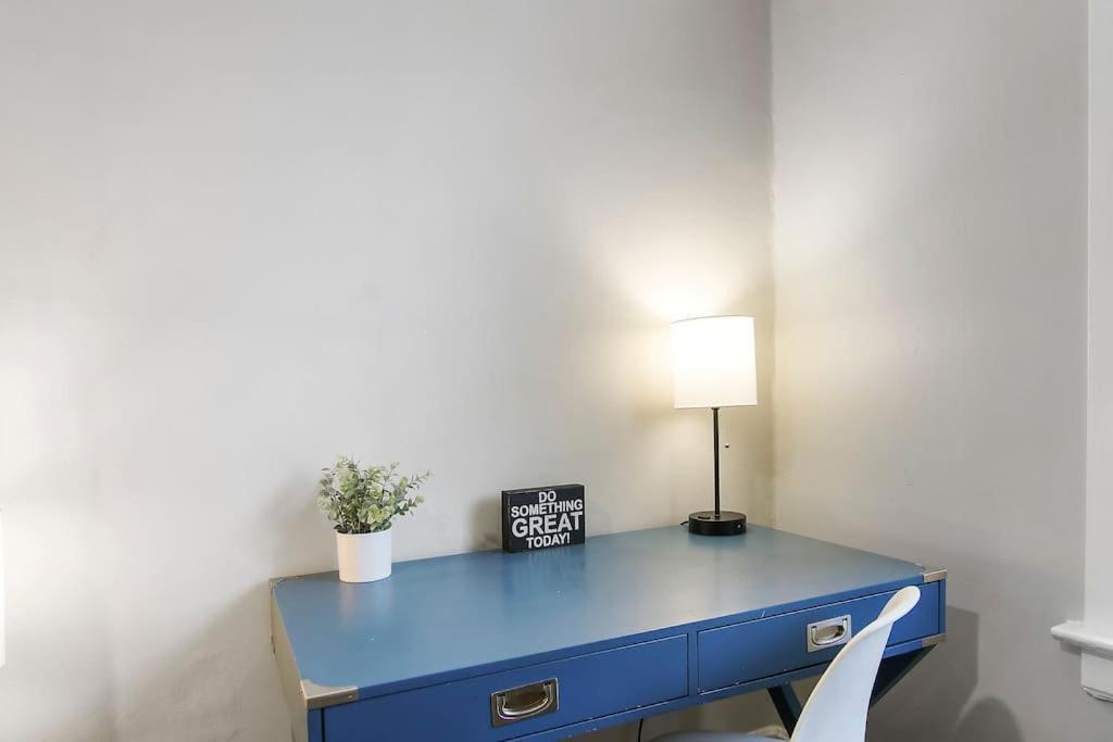 Chic & Fully Furnished 2br - Roscoe 1 Apartment *