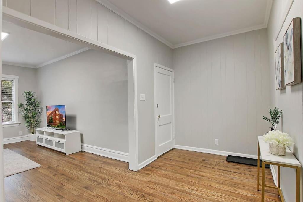 Chic & Fully Furnished 2br - Roscoe 1 Apartment